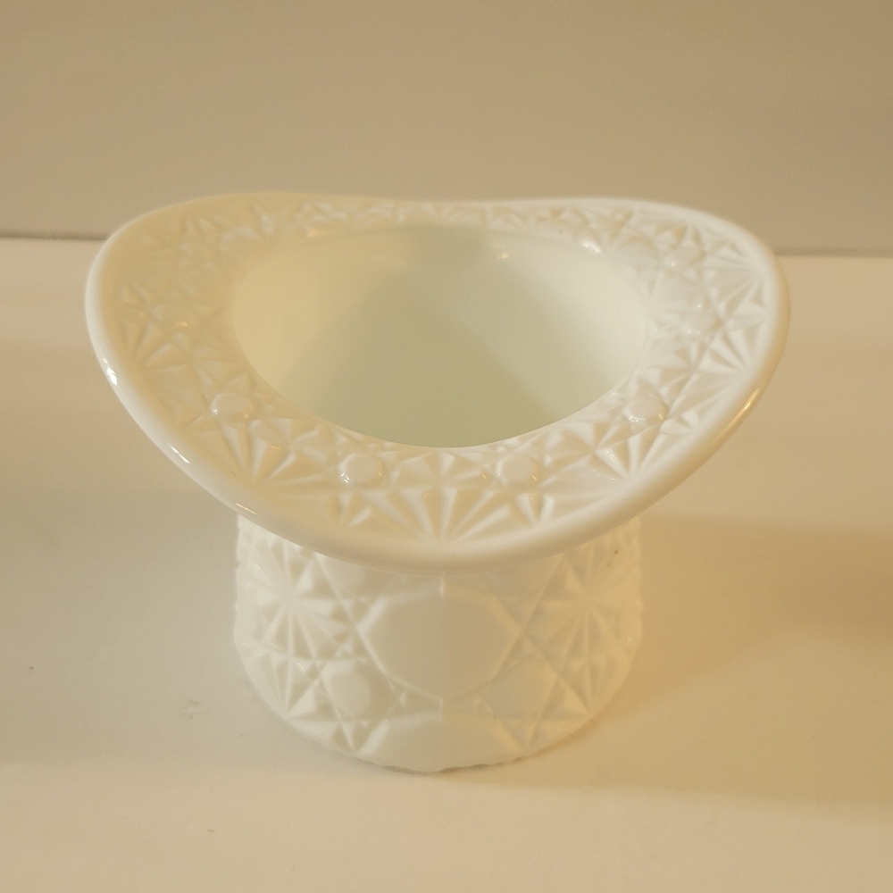 Fenton Daisy & Button Top Hat